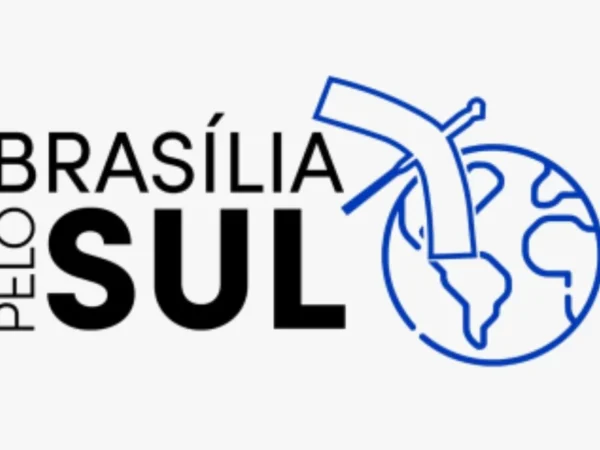 Imagem logomarca BRASÍLIA PELO SUL. Tem o desenho do mapa do mundo e o desenho do Plano Piloto do Distrito federal