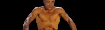 banner preto com uma logomarca CAP Canal Alta Performance com Carla Ribeiro e a foto do lutador Rickson gracie sentado com as pernas cruzadas em posição de yoga, com os olhos fechados e fazendo exercício de inspiração abdominal, tendo o abdomen comprimido para dentro com a força da inspiração.