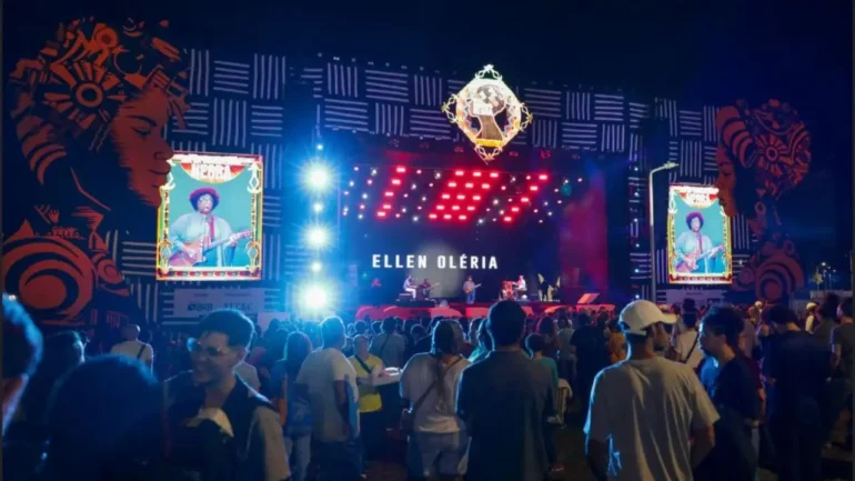 foto noturna do palco de um show da consciência negra em Brasília