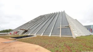 foto do Teatro Nacional em Brasília, uma obra do arquiteto Oscar Niemeyer.