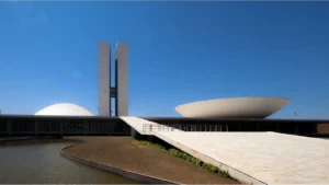 foto do Congresso Nacional em Brasília. Distrito Federal. Ao fundo o céu azul e sem núvens.
