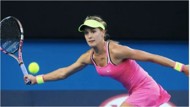 imagem de uma tenista profissional Ana Ivanovic vestindo vestidinho de tênis rosa, protetor solar branco e se preparando para contraatacar a bolinha amarela em sua direção