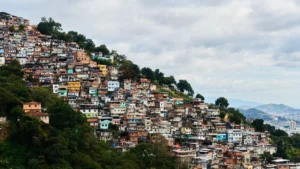 foto de uma favela no morro, em um dia claro porém nublado.