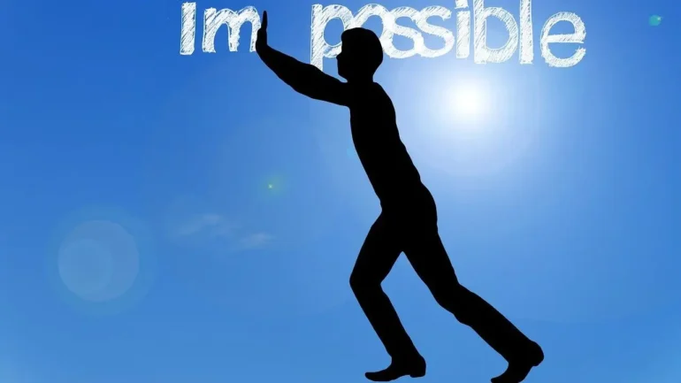 um desenho com fundo todo azul claro, e a sombra de um rapaz empurrando as letras "IM" , afastando-as das restantes "possible".