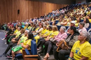foto do audit&oacute;rio da CLDF cheio de idosos sentados, a maioria vestindo camisetas amarelas com dizeres escrito em verde.