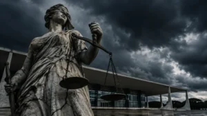 imagem da est&aacute;tua da justi&ccedil;a e atr&aacute;s o STF, no c&eacute;u nuvas densas de tempestade.